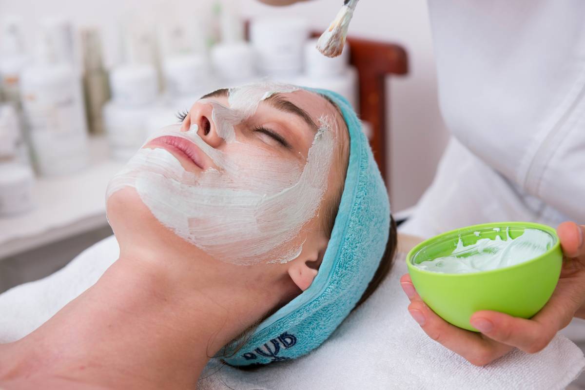 Chart comparing enzymatic activity levels in 10 popular brightening peels based on pH and enzyme concentration