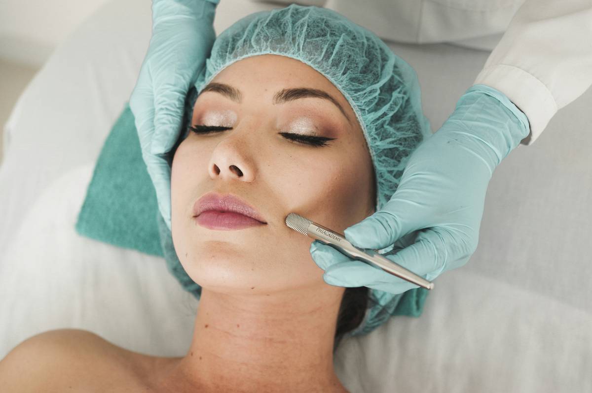 Infographic comparing Eve Taylor Enzyme Peel vs. AHA/BHA peels: mechanism, skin types, downtime, and results timeline
